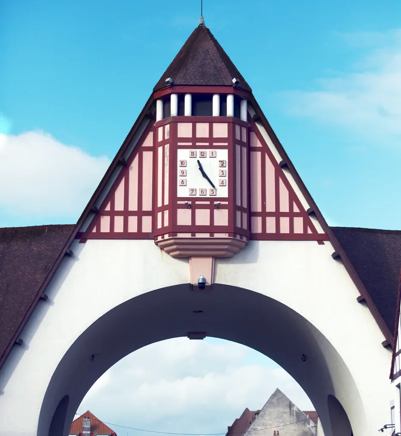 Le porche à horloge du marché couvert du Touquet, sous un ciel bleu