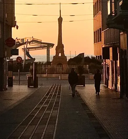 La rue Saint-Jean au lever du jour, avec la mer au bout